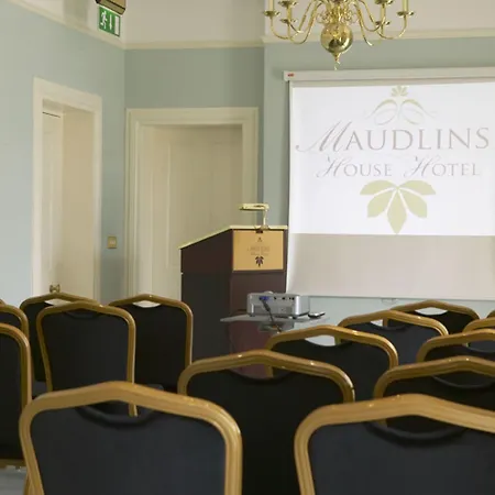 Maudlins House فندق