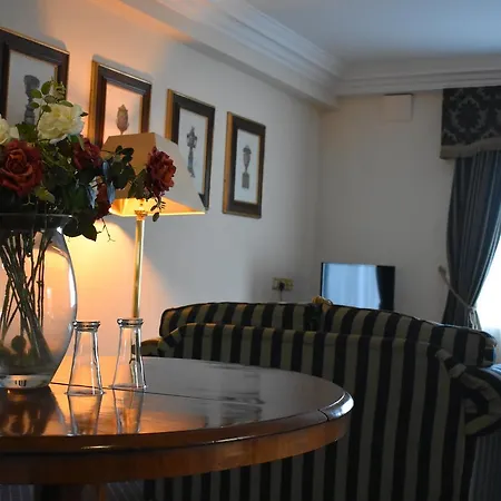 Hotel Maudlins House